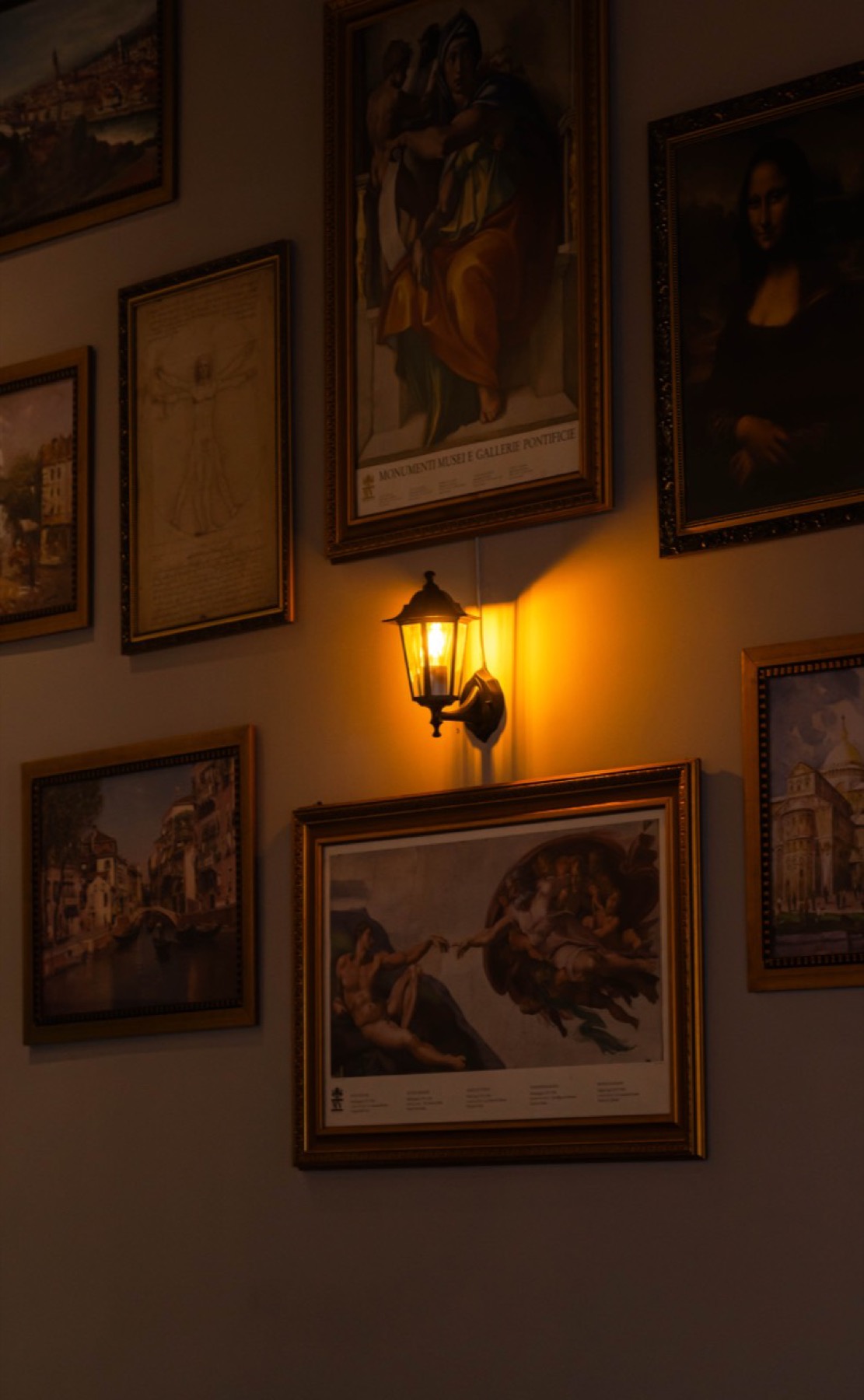 Parede do Mezza8 decorada com pinturas clássicas